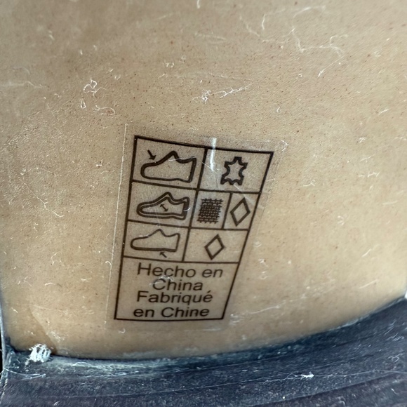 Sleek black knee-high leather boots - Picture 8 of 10